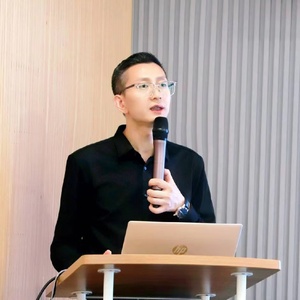 王老师来自中国，BMC Partnership | 英国伦敦城市行业协会授权中心认证导师；美国肯•布兰佳公司 《情境领导II》授权认证讲师、DISC性格解析国际双证授权认证讲师；30年+跨国企业和国企工作经验。目前主要负责领导力和管理、团队沟通、TTT类课程的培训，其中，他负责的《情境领导力II》课程（中文交付）是我们的热门课程之一。