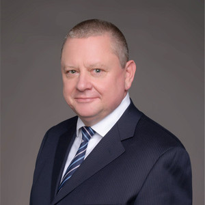 Frank来自德国，是BMC Partnership和City&Guilds授权中心认证导师；作为技术顾问，他在机械工艺、质量、焊接、精益、SMT、KPI、CRM、SQM、六西格玛、运营方面为汽车和特种加工业务的公司提供培训和顾问支持。他还基于他的机械专业和管理背景，为相关行业的跨国企业提供商业软技能类课程，包括领导力、项目管理、冲突管理、供应链管理、战略思考和团队沟通等。