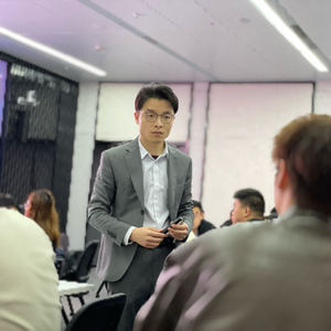 何老师 Charlie – BMC Partnership | City & Guilds中国授权中心执行总监和认证商业课程讲师。7年来在团队管理、业务开发、客户服务、沟通和跨文化合作以及通用商业技能的培训和辅导方面有丰富的经验。他目前负责City&Guilds商业文凭认证课程培训，涵盖领域：演讲、客户服务、跨文化沟通、时间管理、冲突管理、沟通与团队合作等。
